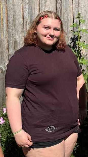 Short sleeve tee in black hollyhock